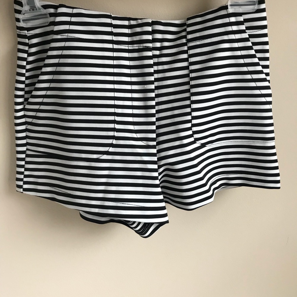 NEW FOREVER 21 BLACK AND WHITE SHORTS